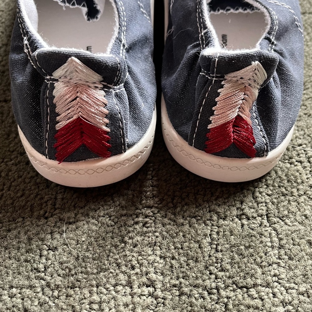 Time and Tru Women’s Blue Canvas Shoes - Picture 4 of 4